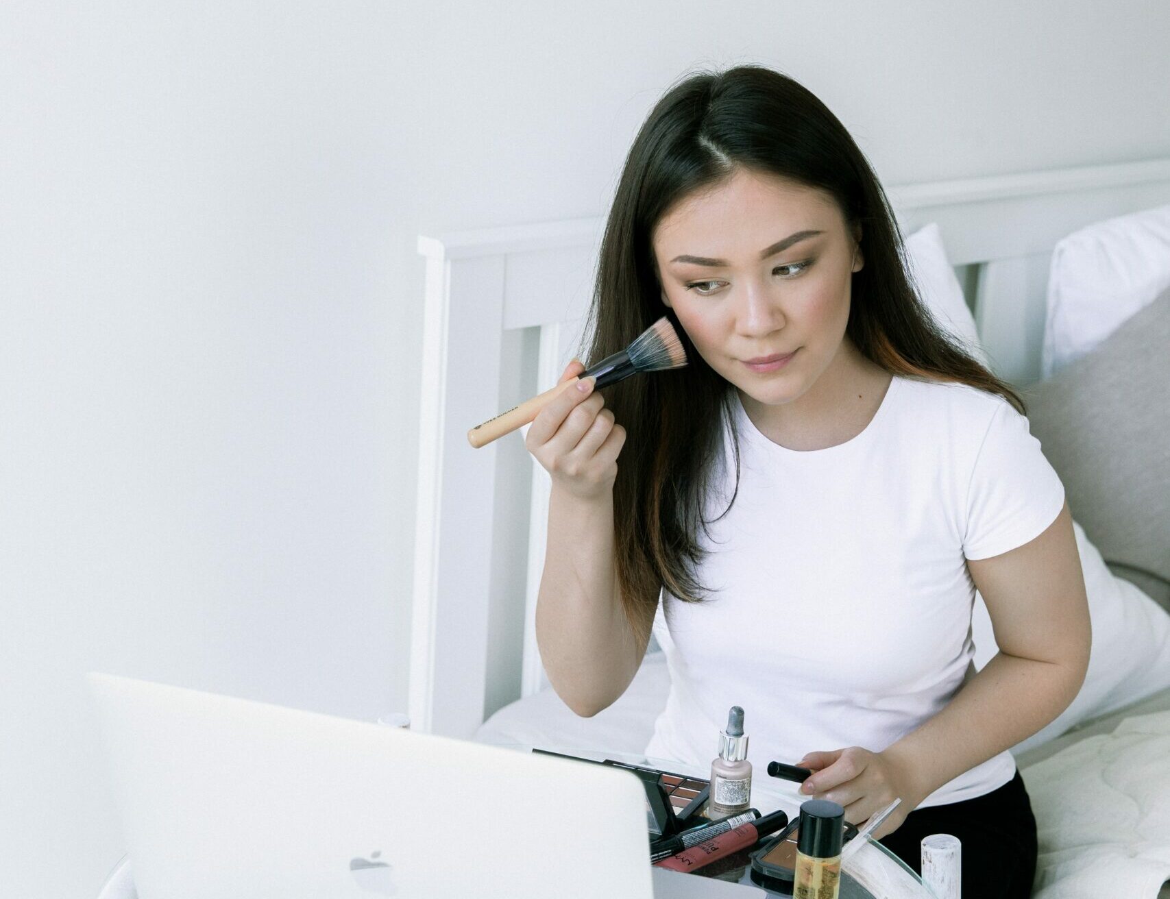 how to contour a round face